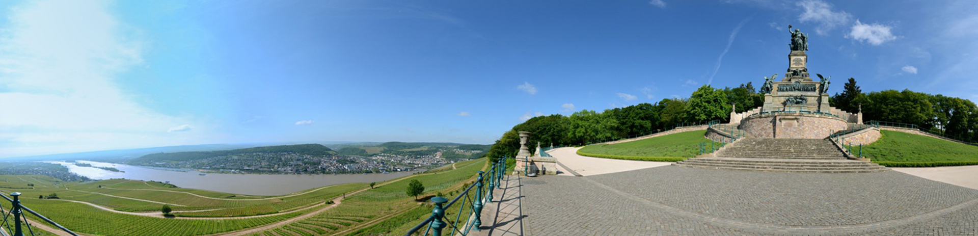 Niederwalddenkmal bei Rüdesheim mit Sicht auf die Weinberge und den Rhein